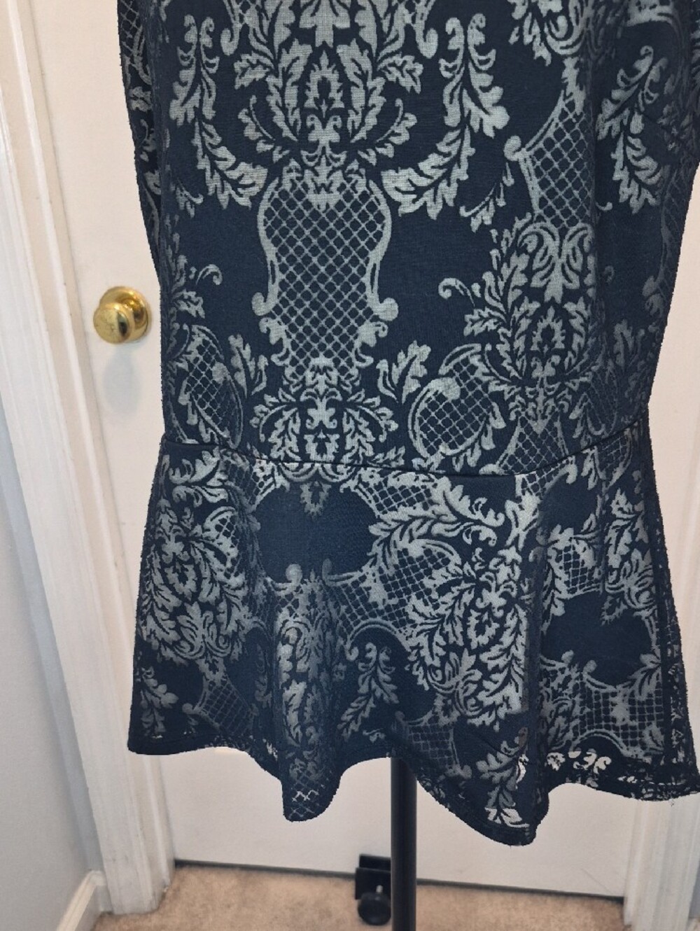 T10- Sleeveless Black and Taupe Lace-Pattern Peplum Top - sz L - Picture 9 of 13